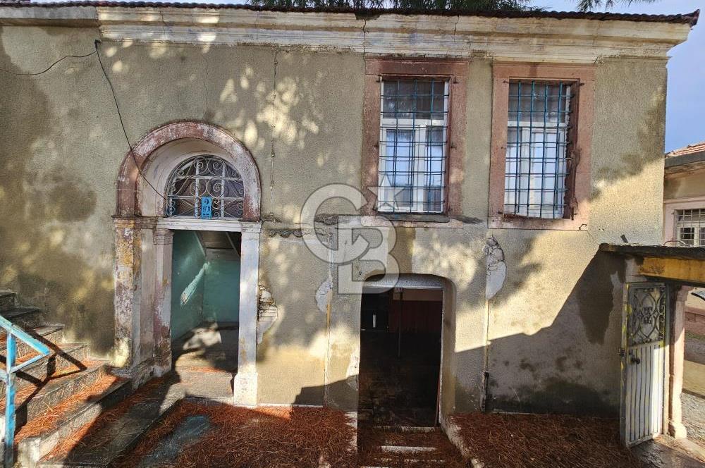 Ayvalık Altınova'da Satılık 10 Odalı Avlulu Tarihi Konak