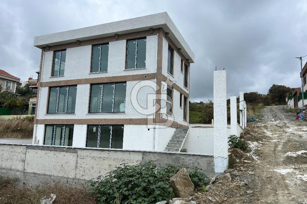 Arnavutköy Karaburunda Deniz manzaralı Satılık Villa 