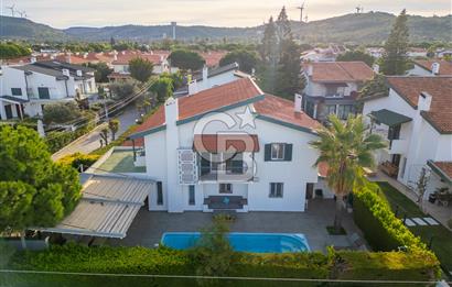 DENİZE 100 M ÇEŞME ILICA KÖŞE VİLLA/MÜSTAKİL HAVUZ & SİTE İÇİ