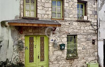 Sanat sokağında taş ev