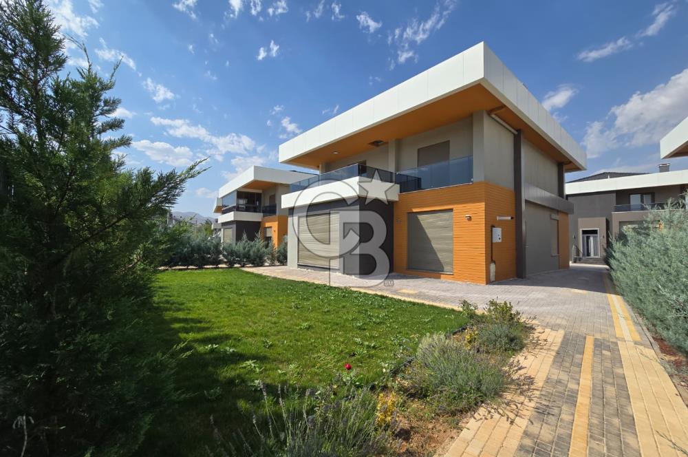 COLDWELL BANKER'DAN SELÇUKLUDA KİRALIK 7+1 VİLLA