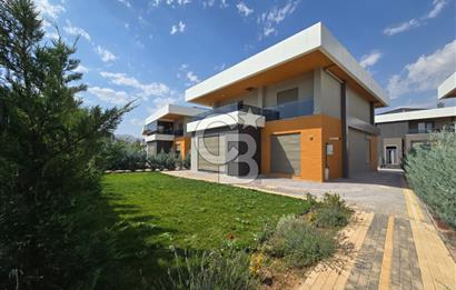 COLDWELL BANKER'DAN SELÇUKLUDA KİRALIK 7+1 VİLLA