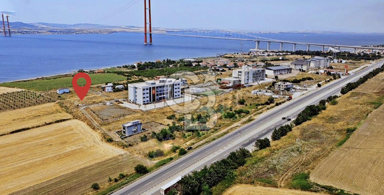 LAPSEKİ’DE BOĞAZ VE KÖPRÜ MANZARALI İMARLI ARSA