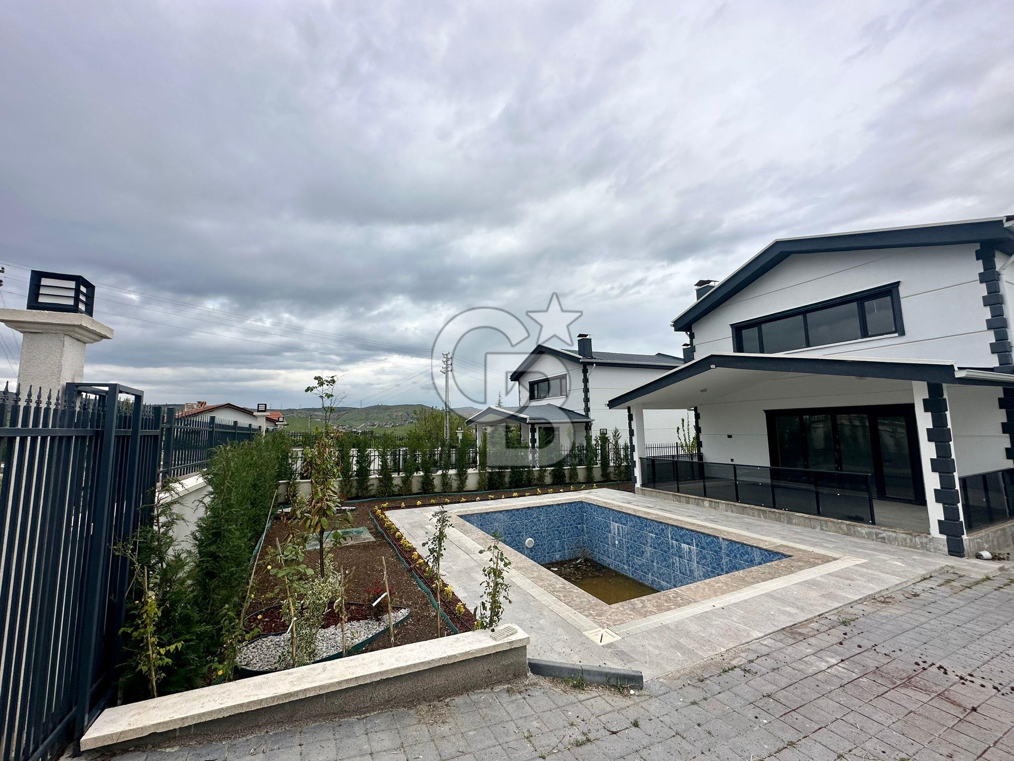 SİRKELİ DE YATIRIMIN ALTIN NOKTASI HAVUZLU SATILIK VİLLA