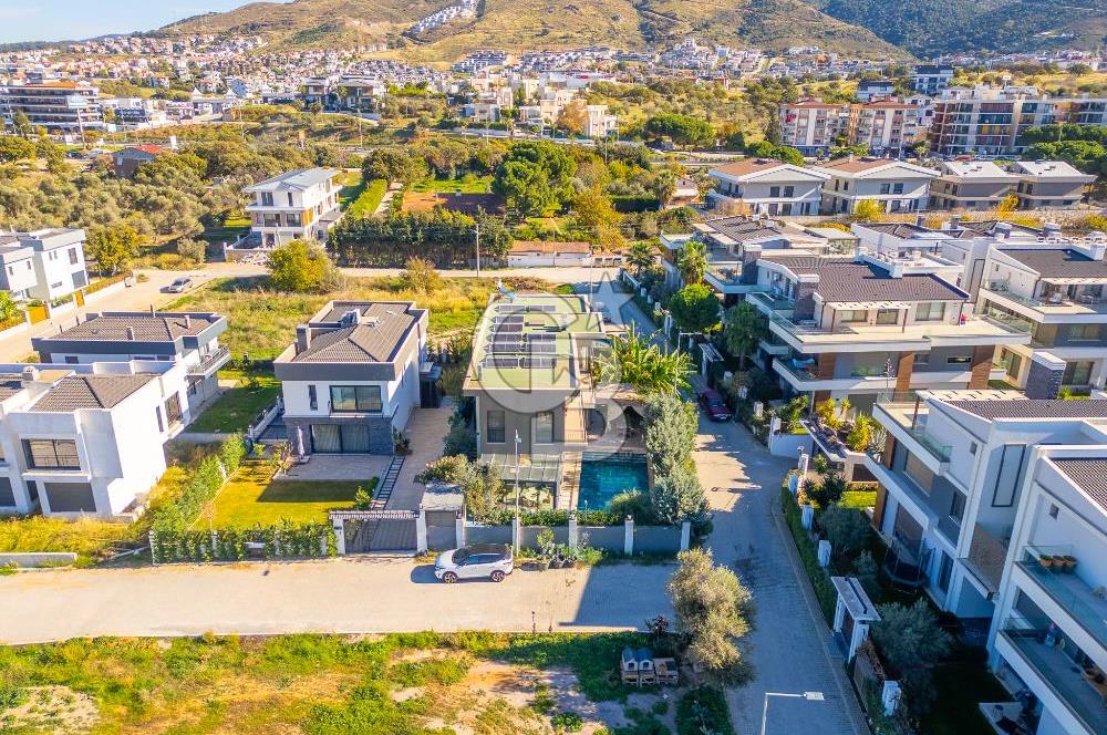 GÜZELBAHÇE YELKİ'DE SATILIK LÜKS VİLLA