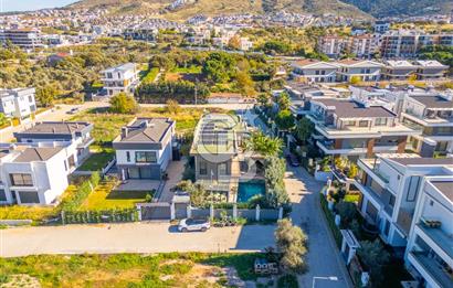 GÜZELBAHÇE YELKİ'DE SATILIK LÜKS VİLLA