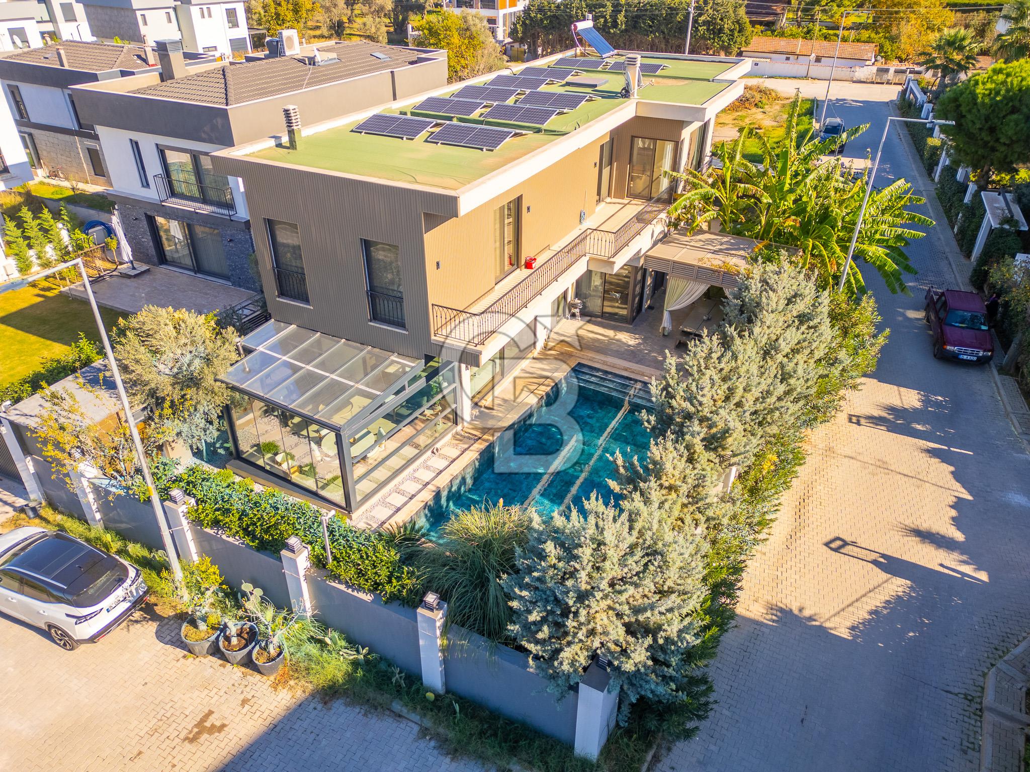 GÜZELBAHÇE YELKİ'DE SATILIK LÜKS VİLLA