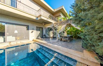 GÜZELBAHÇE YELKİ'DE SATILIK LÜKS VİLLA