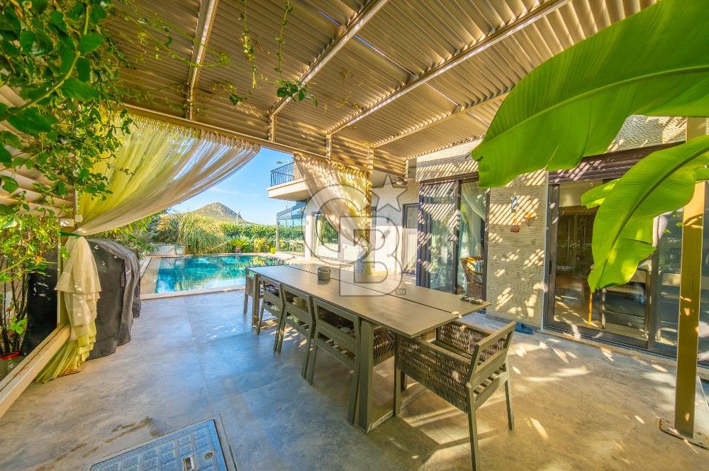 GÜZELBAHÇE YELKİ'DE SATILIK LÜKS VİLLA