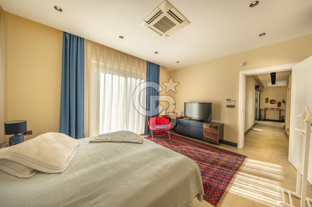 GÜZELBAHÇE YELKİ'DE SATILIK LÜKS VİLLA