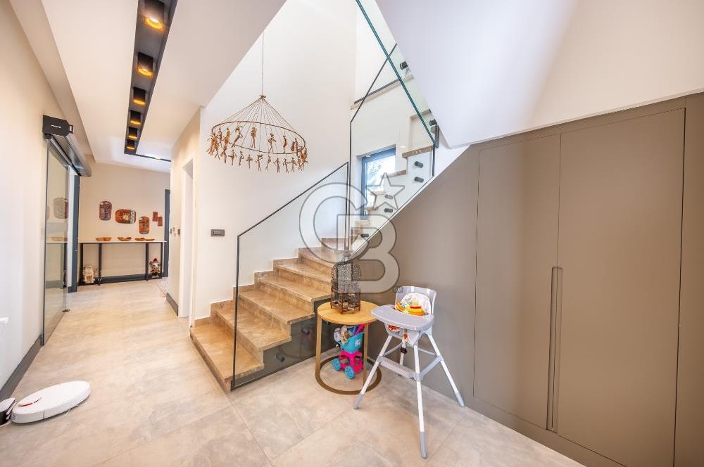 GÜZELBAHÇE YELKİ'DE SATILIK LÜKS VİLLA