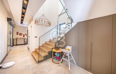 GÜZELBAHÇE YELKİ'DE SATILIK LÜKS VİLLA