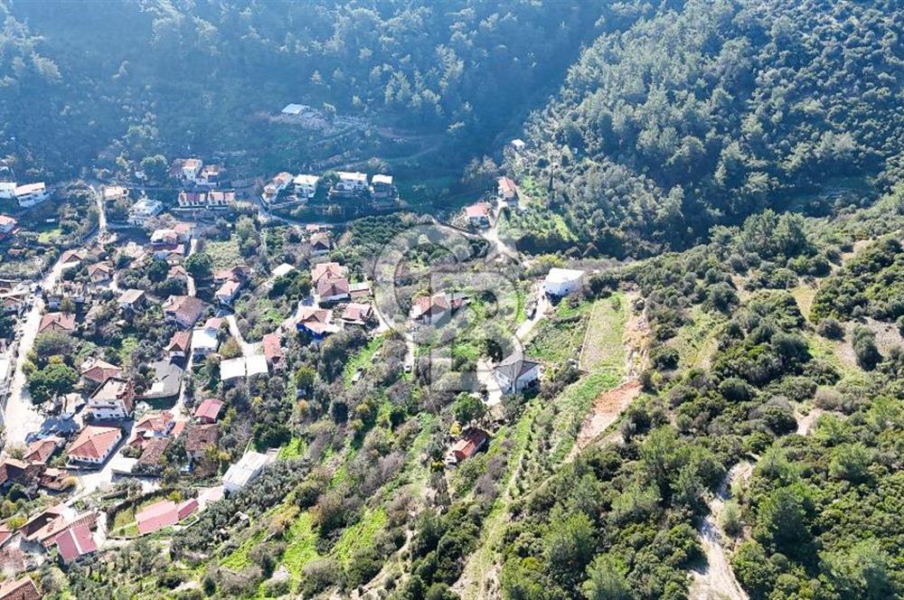 AHMETBEYLİ’DE DENİZE YAKIN, TARİHİ DOKU İÇİNDE, NUMARATAJLI YATIRIMLIK ARAZİ