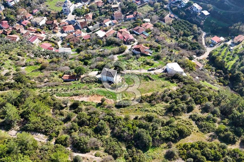 AHMETBEYLİ’DE DENİZE YAKIN, TARİHİ DOKU İÇİNDE, NUMARATAJLI YATIRIMLIK ARAZİ