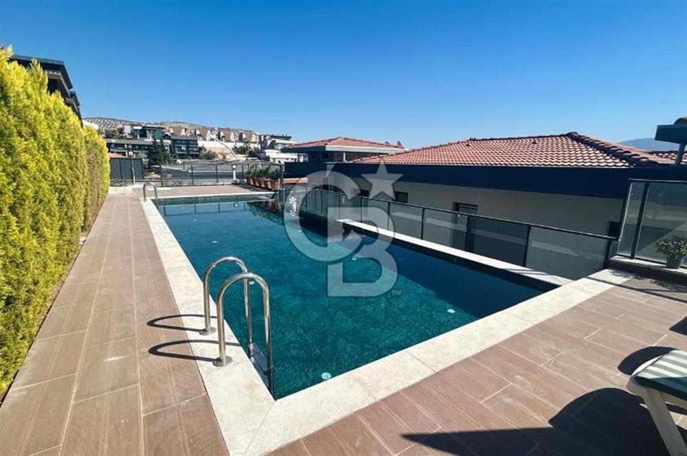 KUŞADASI'NDA SATILIK DENİZ MANZARALI 3+1 TRIPLEKS HAVUZLU VİLLA