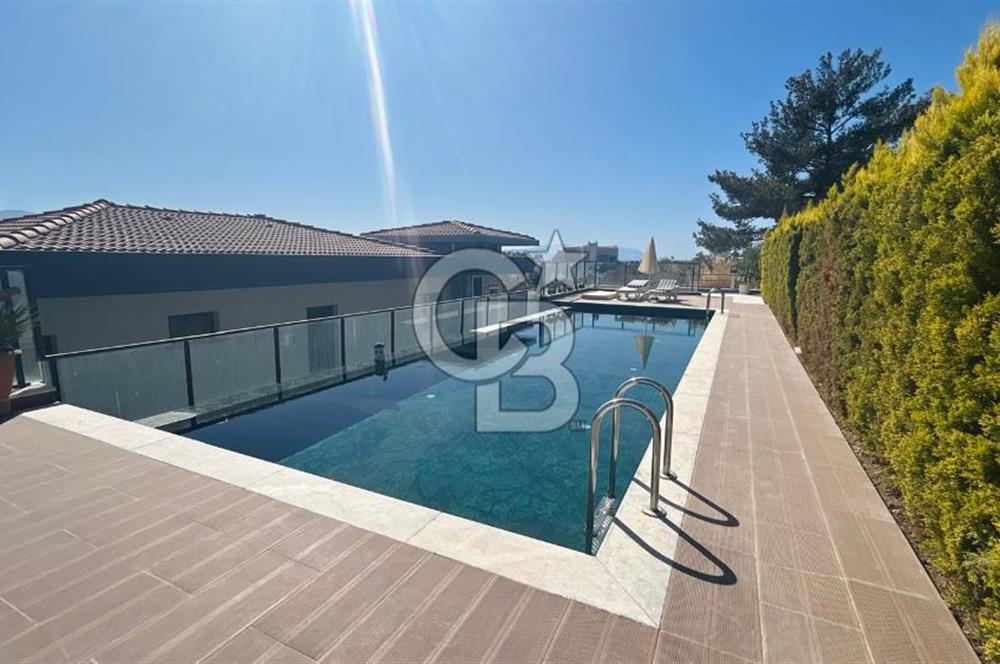 KUŞADASI'NDA SATILIK DENİZ MANZARALI 3+1 TRIPLEKS HAVUZLU VİLLA