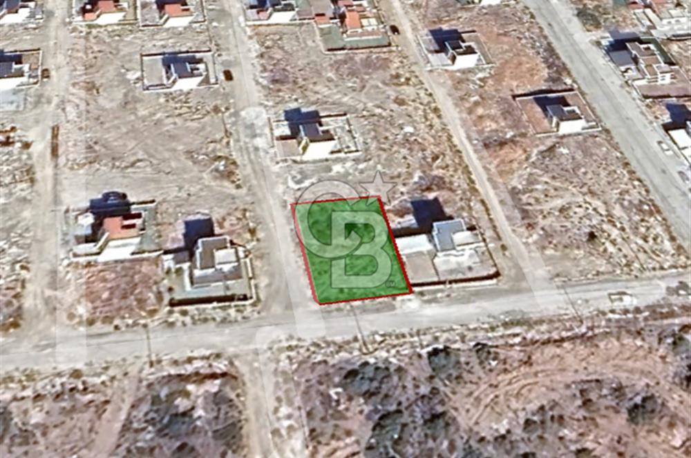 Karaburun Mordoğan Kamukent’te Köşe Konumda Deniz Manzaralı Villa Arsası