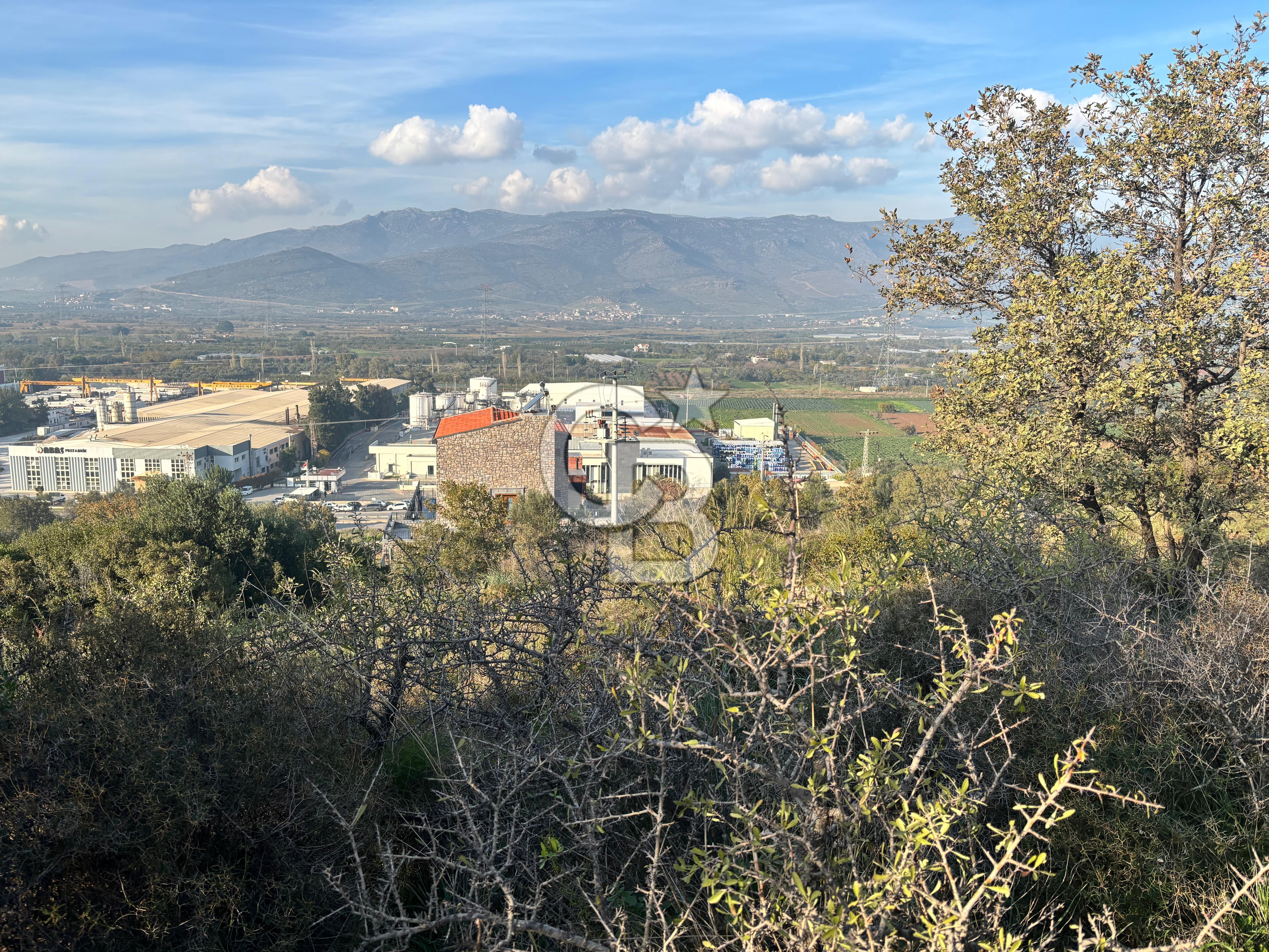 MENEMEN EMİRALEMDE SATILIK VLLA İMARLI ARSA