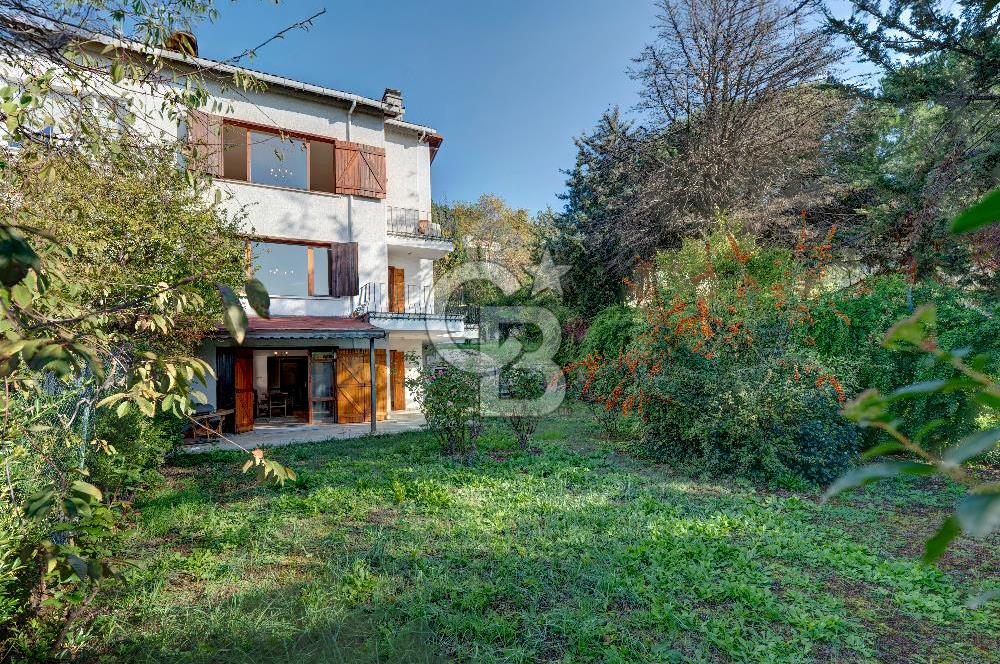 Kartal Yakacık'ta Orman Manzaralı  Site içinde Satılık İkiz Villa