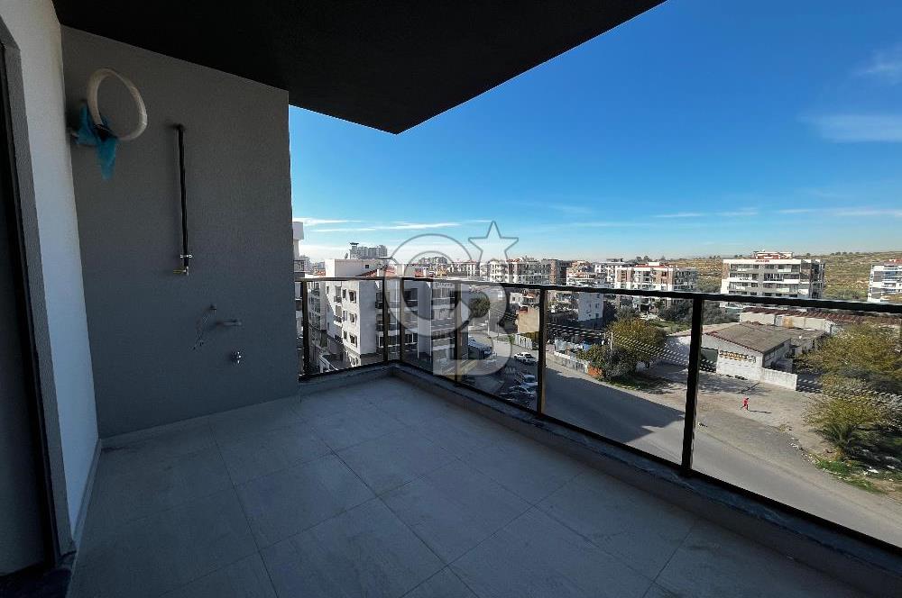 ÇİĞLİ UĞUR MUMCU'DA KAPALI MUTFAKLI 2+1 KİRALIK SIFIR DAİRE