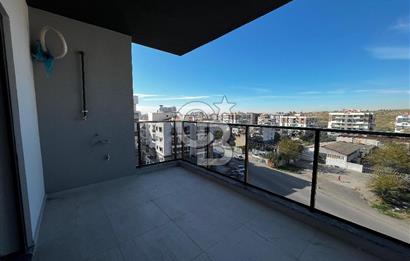 ÇİĞLİ UĞUR MUMCU'DA KAPALI MUTFAKLI 2+1 KİRALIK SIFIR DAİRE