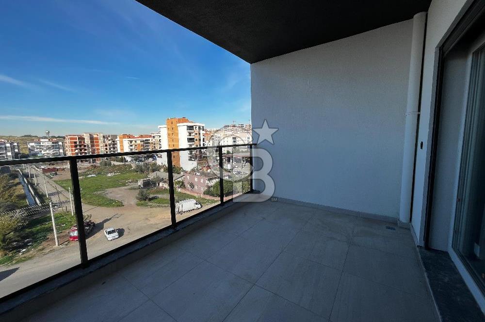 ÇİĞLİ UĞUR MUMCU'DA KAPALI MUTFAKLI 2+1 KİRALIK SIFIR DAİRE