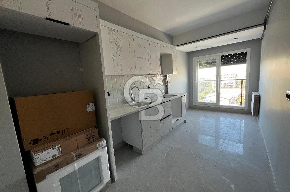 ÇİĞLİ UĞUR MUMCU'DA KAPALI MUTFAKLI 2+1 KİRALIK SIFIR DAİRE