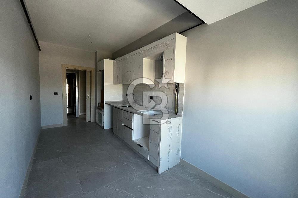 ÇİĞLİ UĞUR MUMCU'DA KAPALI MUTFAKLI 2+1 KİRALIK SIFIR DAİRE