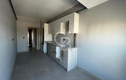 ÇİĞLİ UĞUR MUMCU'DA KAPALI MUTFAKLI 2+1 KİRALIK SIFIR DAİRE