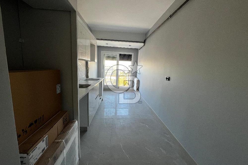 ÇİĞLİ UĞUR MUMCU'DA KAPALI MUTFAKLI 2+1 KİRALIK SIFIR DAİRE