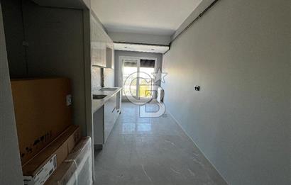 ÇİĞLİ UĞUR MUMCU'DA KAPALI MUTFAKLI 2+1 KİRALIK SIFIR DAİRE