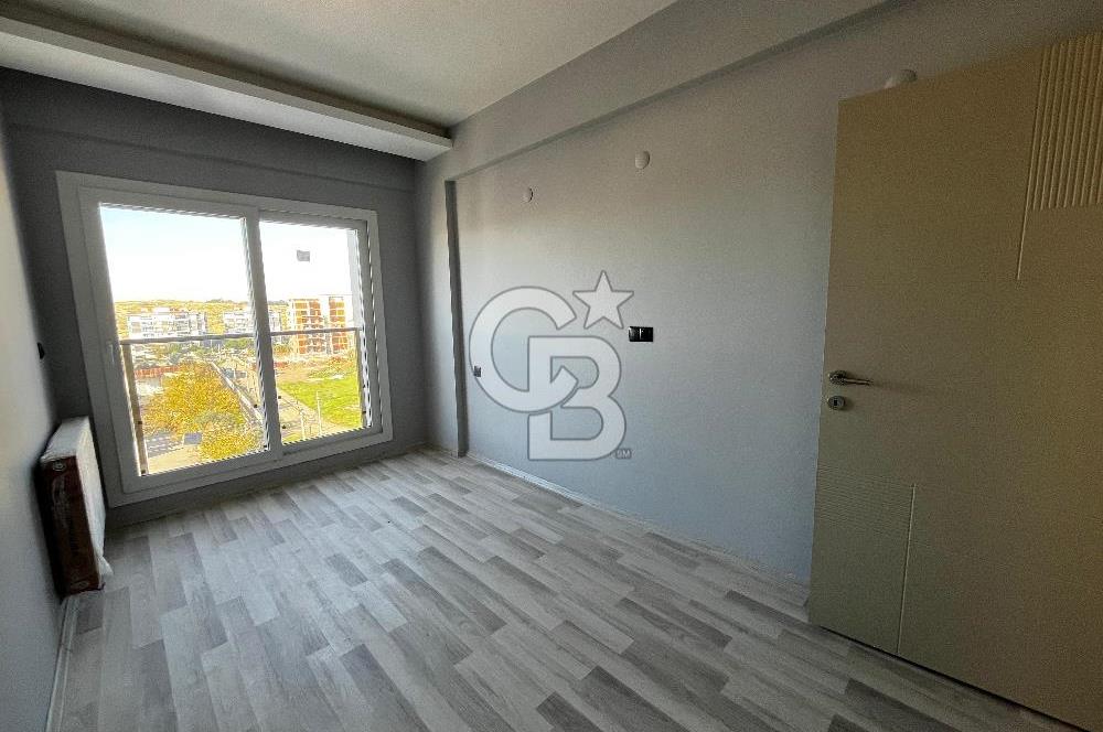 ÇİĞLİ UĞUR MUMCU'DA KAPALI MUTFAKLI 2+1 KİRALIK SIFIR DAİRE