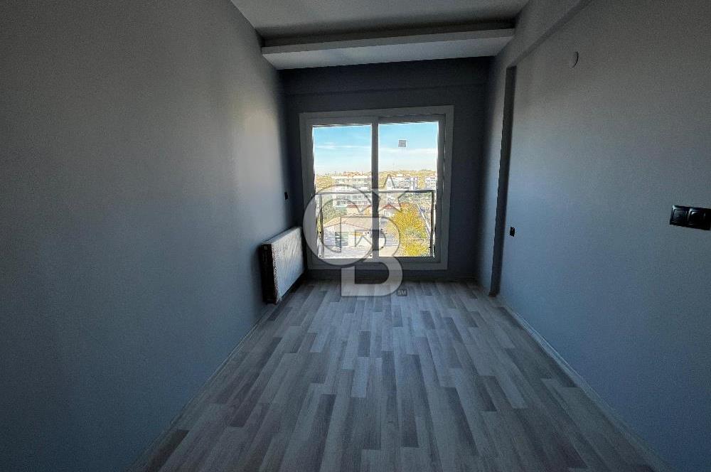 ÇİĞLİ UĞUR MUMCU'DA KAPALI MUTFAKLI 2+1 KİRALIK SIFIR DAİRE