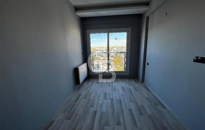 ÇİĞLİ UĞUR MUMCU'DA KAPALI MUTFAKLI 2+1 KİRALIK SIFIR DAİRE