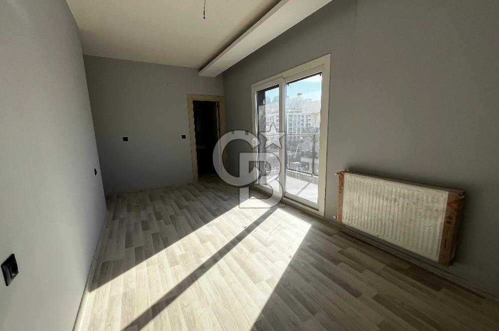 ÇİĞLİ UĞUR MUMCU'DA KAPALI MUTFAKLI 2+1 KİRALIK SIFIR DAİRE