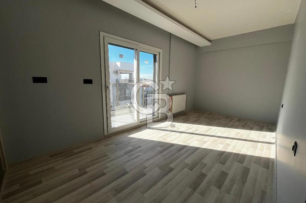 ÇİĞLİ UĞUR MUMCU'DA KAPALI MUTFAKLI 2+1 KİRALIK SIFIR DAİRE