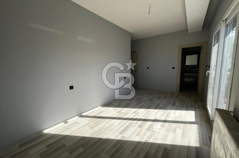 ÇİĞLİ UĞUR MUMCU'DA KAPALI MUTFAKLI 2+1 KİRALIK SIFIR DAİRE