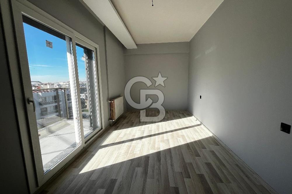 ÇİĞLİ UĞUR MUMCU'DA KAPALI MUTFAKLI 2+1 KİRALIK SIFIR DAİRE