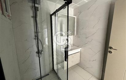 ÇİĞLİ UĞUR MUMCU'DA KAPALI MUTFAKLI 2+1 KİRALIK SIFIR DAİRE