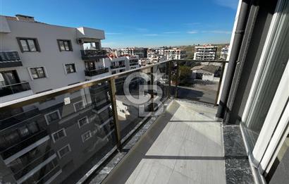 ÇİĞLİ UĞUR MUMCU'DA KAPALI MUTFAKLI 2+1 KİRALIK SIFIR DAİRE