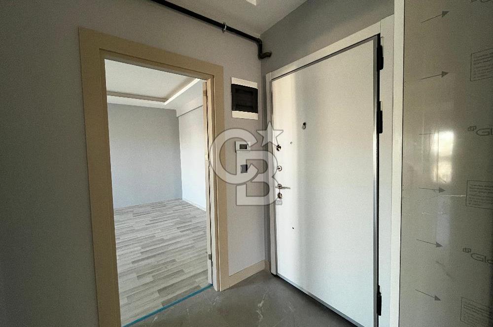 ÇİĞLİ UĞUR MUMCU'DA KAPALI MUTFAKLI 2+1 KİRALIK SIFIR DAİRE