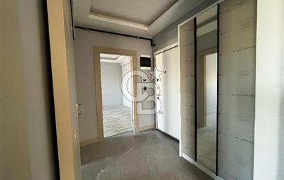 ÇİĞLİ UĞUR MUMCU'DA KAPALI MUTFAKLI 2+1 KİRALIK SIFIR DAİRE