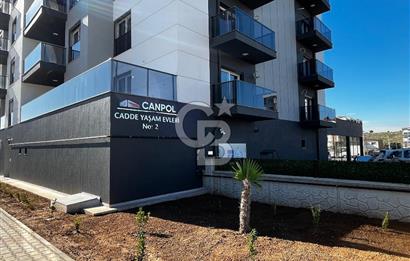 ÇİĞLİ UĞUR MUMCU'DA KAPALI MUTFAKLI 2+1 KİRALIK SIFIR DAİRE