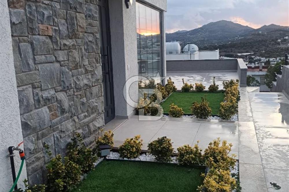 ORTAKENT’TE SATILIK DENİZ VE ŞEHİR MANZARALI TRİPLEKS VİLLA