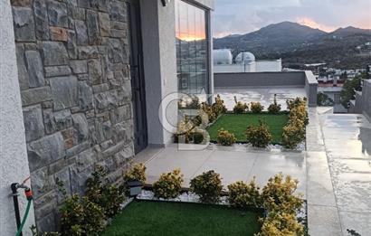 ORTAKENT’TE SATILIK DENİZ VE ŞEHİR MANZARALI TRİPLEKS VİLLA