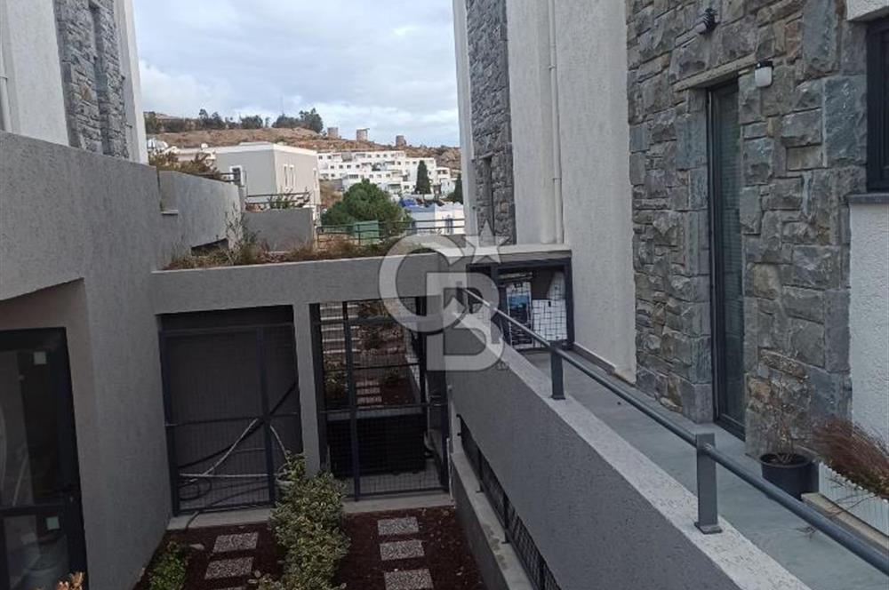 ORTAKENT’TE SATILIK DENİZ VE ŞEHİR MANZARALI TRİPLEKS VİLLA