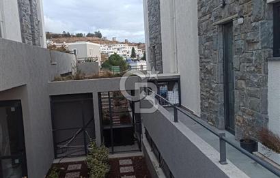 ORTAKENT’TE SATILIK DENİZ VE ŞEHİR MANZARALI TRİPLEKS VİLLA