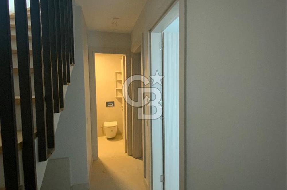 ORTAKENT’TE SATILIK DENİZ VE ŞEHİR MANZARALI TRİPLEKS VİLLA