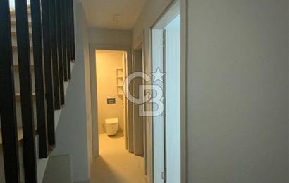 ORTAKENT’TE SATILIK DENİZ VE ŞEHİR MANZARALI TRİPLEKS VİLLA