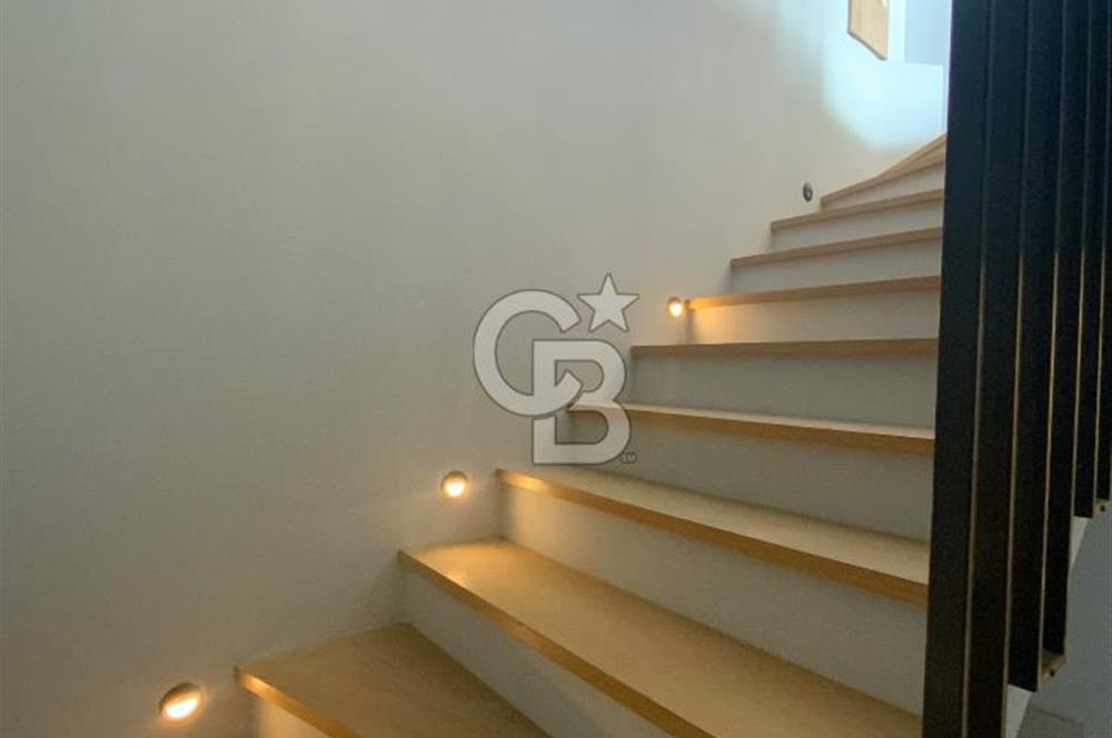 ORTAKENT’TE SATILIK DENİZ VE ŞEHİR MANZARALI TRİPLEKS VİLLA